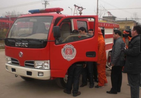 嶄新的消防車開進河南西山區(qū)白楊鎮(zhèn)政府